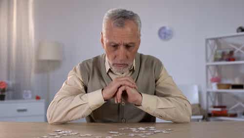 Ein älterer Mann, der sich auf die Puzzleteile konzentriert.