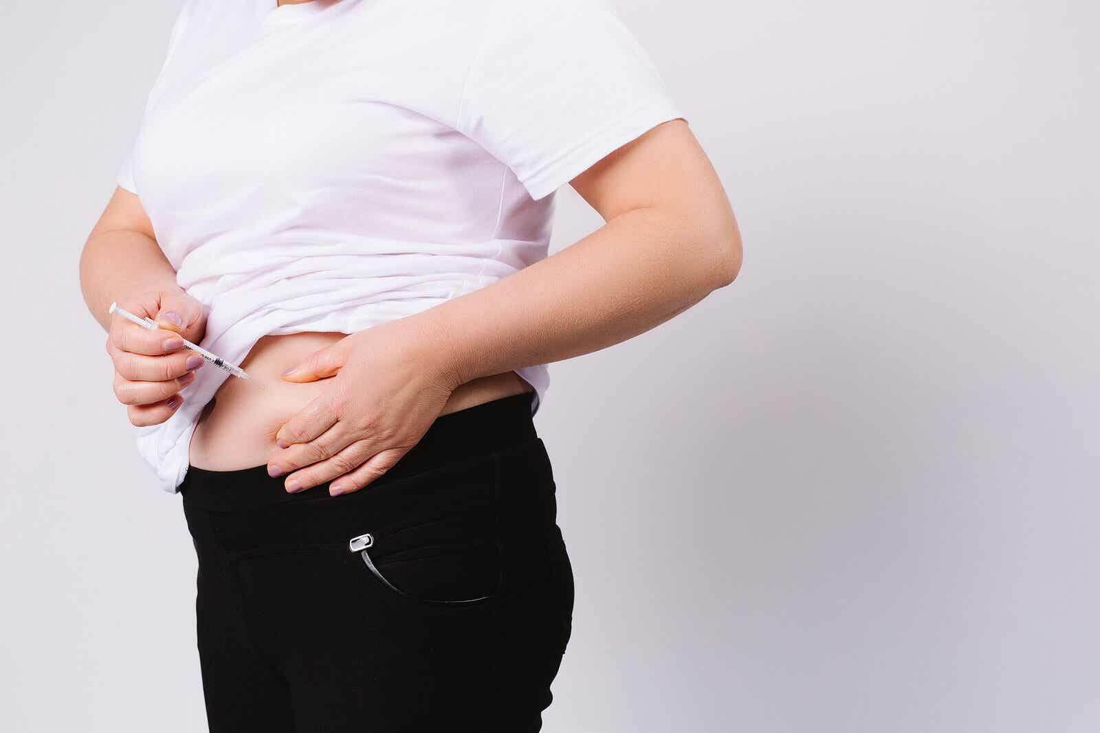 person injecting themselves into their stomach