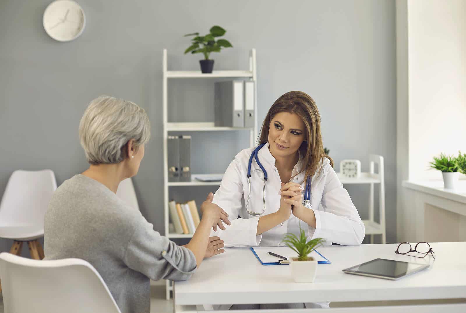Hastasını dinleyen bir doktor.