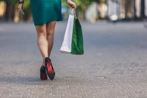 kvinne som går i hæler med shoppingposer