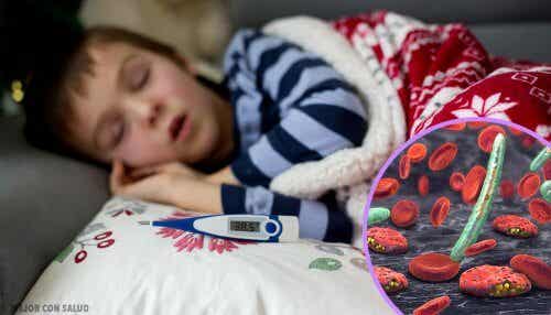 Ein Kind mit einer bakteriellen Infektion und Fieber schläft.