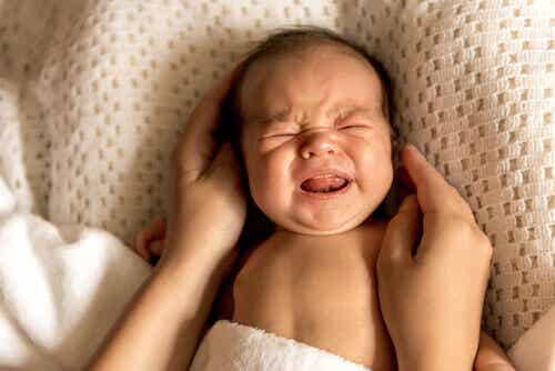 En baby som gråter.