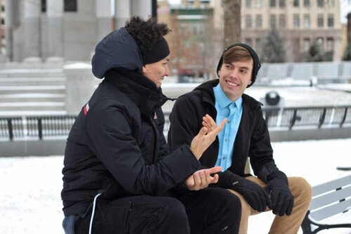 To mænd snakker sammen udenfor