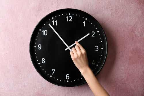 Biologische Uhr - ein Mensch stellt eine Uhr ein