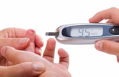 Osoba sprawdzająca poziom cukru we krwi.