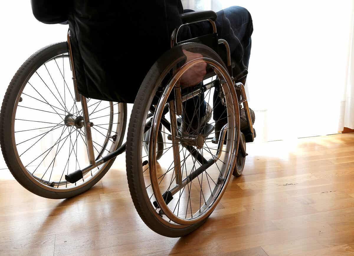 En person med MS i rullestol.