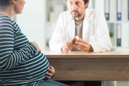 Læge taler med patient om gastroenteritis under graviditet