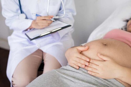 En lege som diskuterer risikoen ved røyking under graviditet.