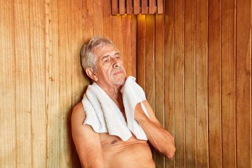 Ein Mann in der Sauna