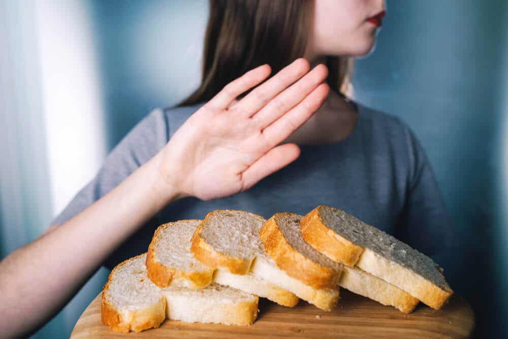 امرأة وبعض الخبز