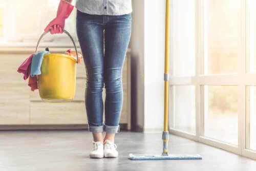 Mysophobie, die Angst vor Schmutz - Frau mit Putzutensilien