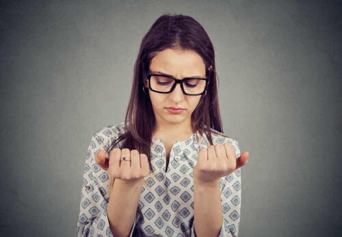 En kvinde undersøger sine negle