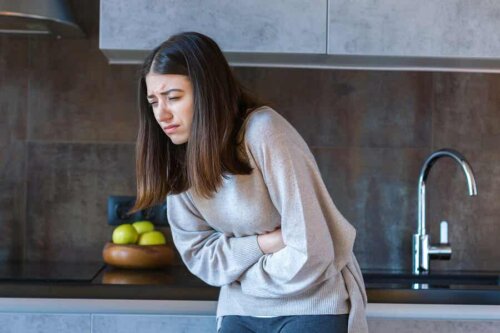 Morgendliche Übelkeit - Frau mit Krämpfen