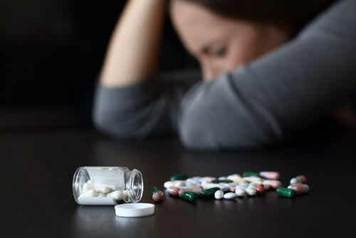 Yurelax - viele Pillen auf dem Tisch, daneben eine Frau