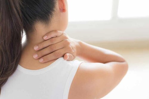 Yurelax - Frau mit Schmerzen im Nacken