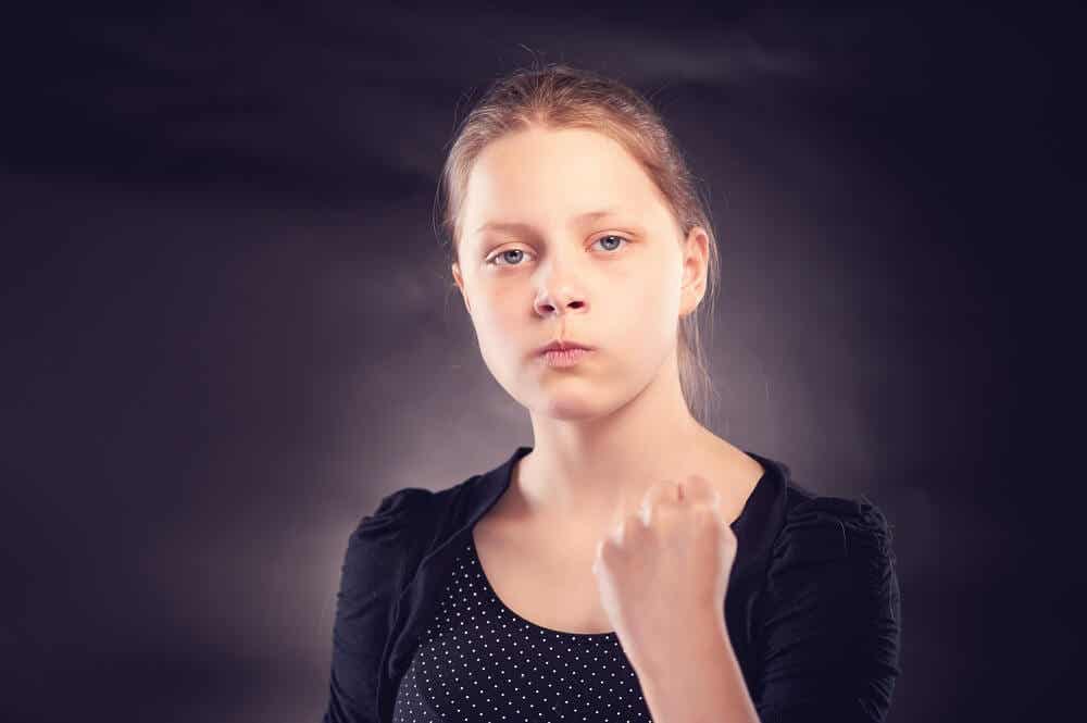 En tenåringsjente som holdt opp en knyttneve.