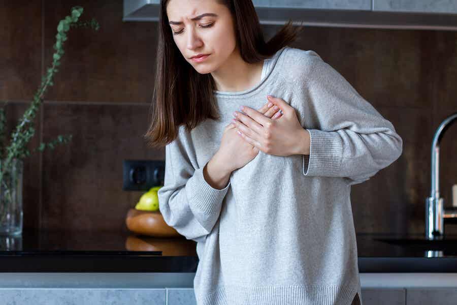 Falscher Herzinfarkt: Frau mit Brustschmerzen