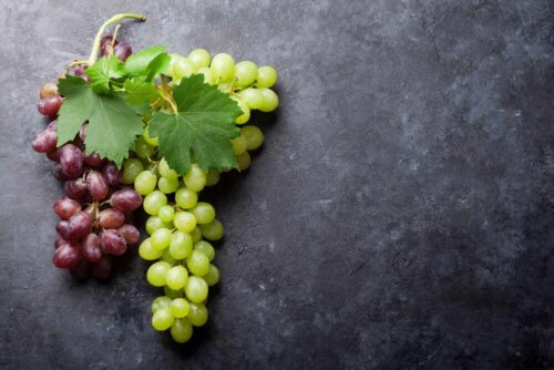 Two types of grapes.