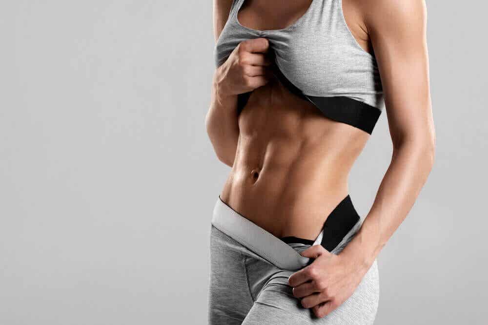 Kvinde med trænede mavemuskler