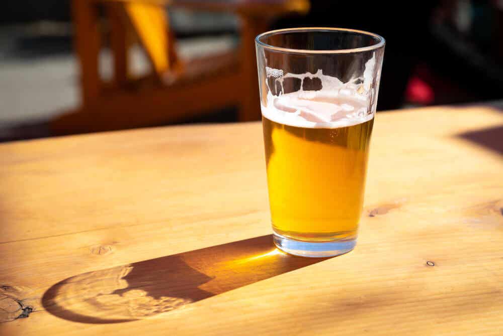 Et glass øl på et trebord.