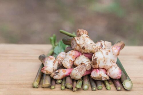 galangal på et skjærebrett