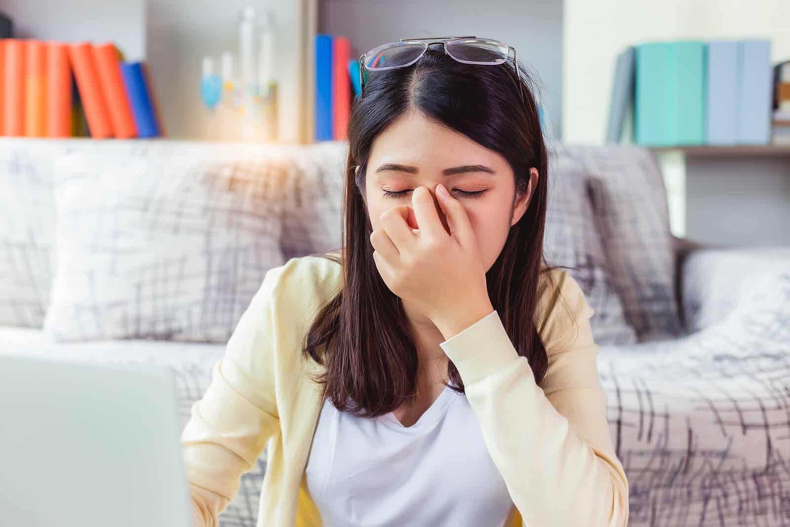 Vrouw met verkoudsheidsklachten