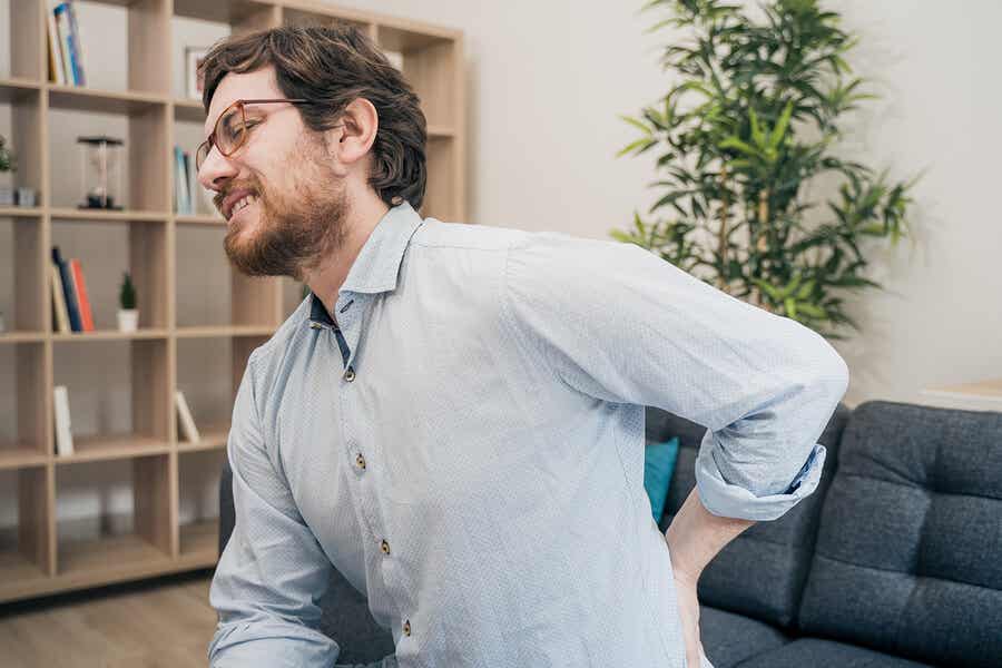 Ernährung bei Fibromyalgie - Mann mit Rückenschmerzen