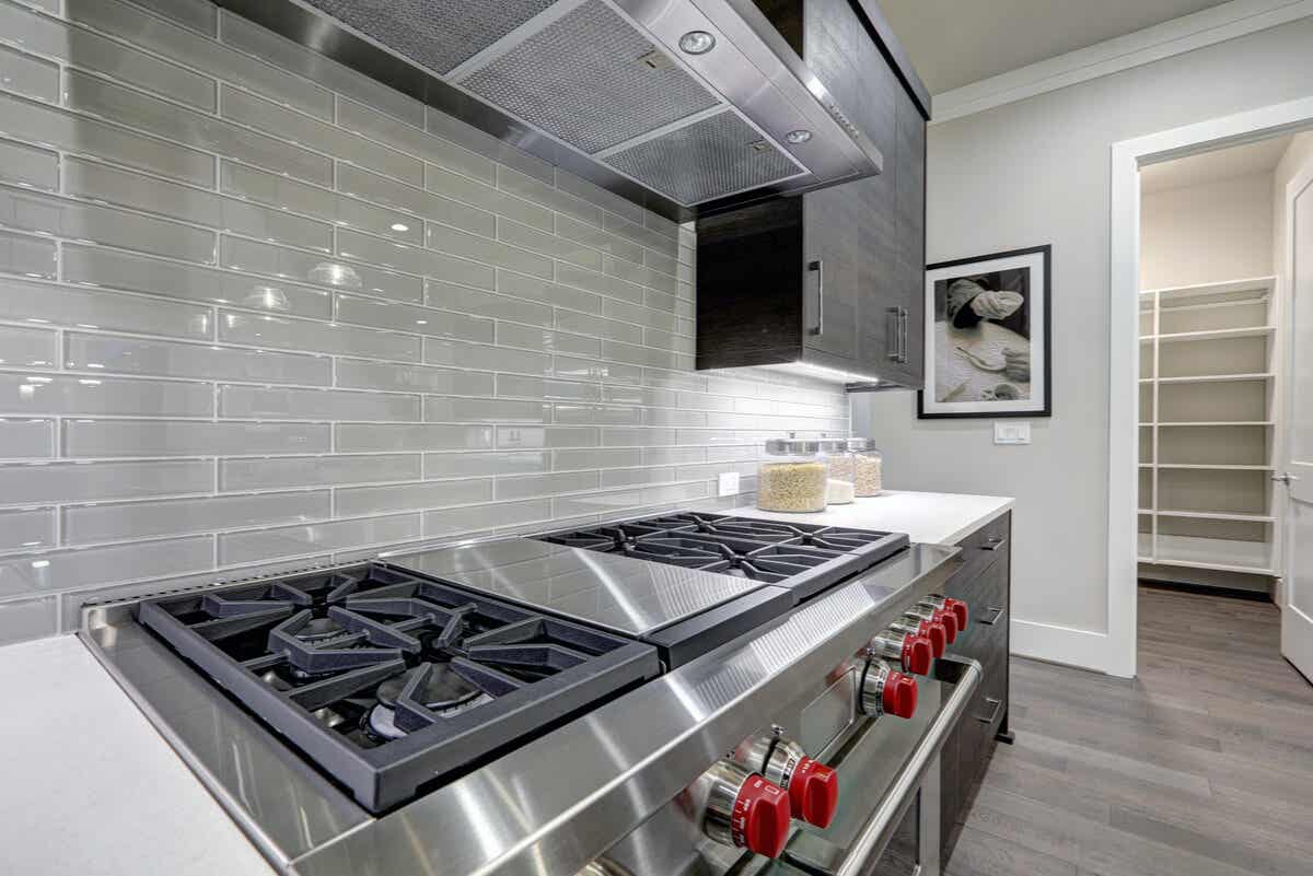 Wohnungsbrand verhindern - Küche mit Gasherd und Dunstabzug