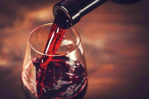 Rødvin hældes op i glas