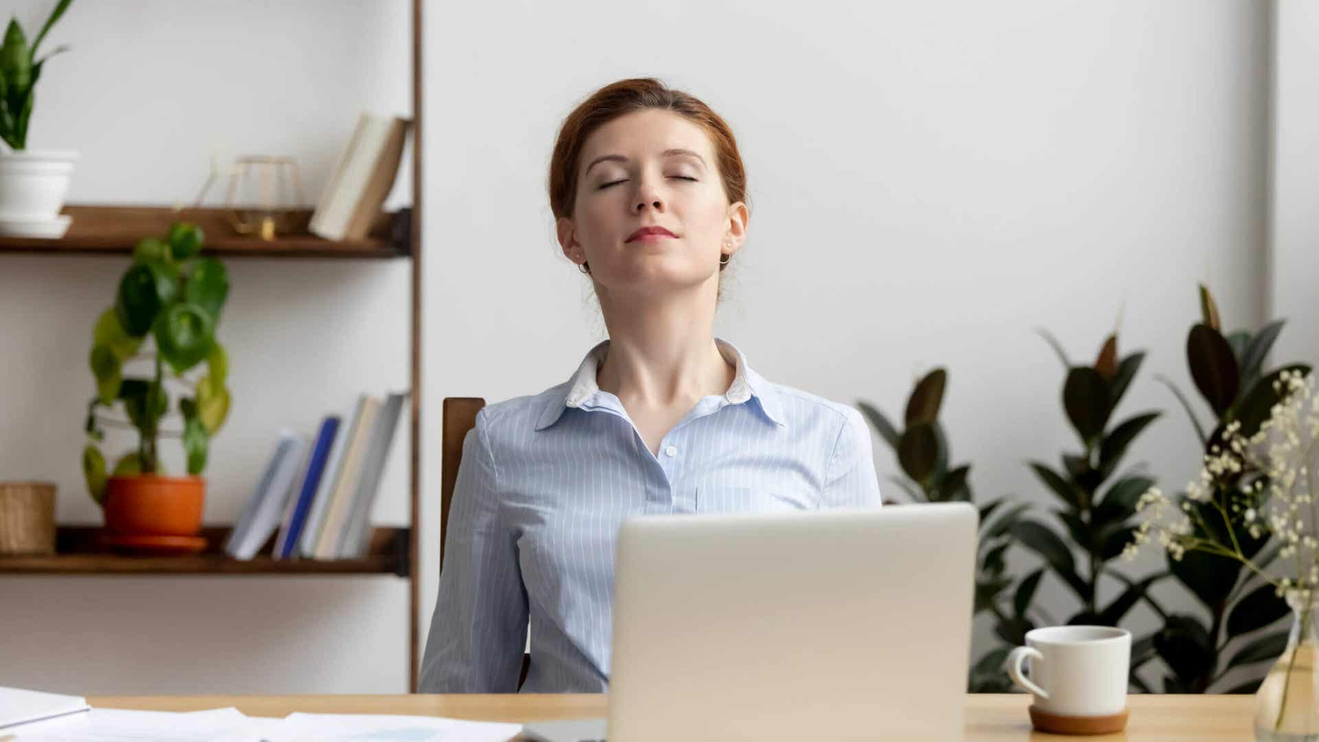 Μπλε φως: μια γυναίκα ξεκουράζεται μπροστά στον υπολογιστή της.