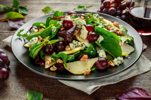 3 Healthy Salad Recipes with Grapes