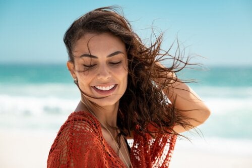 Frau mit wehenden Haaren am Strand