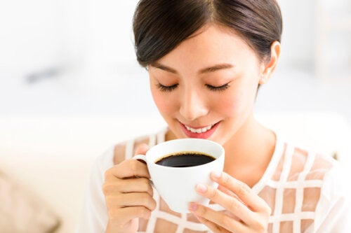 Kobieta cieszy się z filiżanki kawy