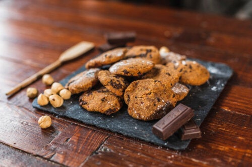 2 Ways to Make Chocolate Chip Cookies with Chickpea Flour