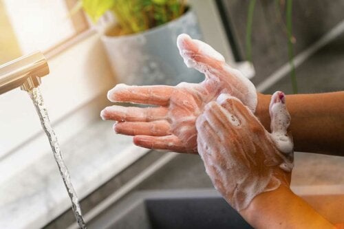 How to Remove Bacteria from Your Hands Naturally