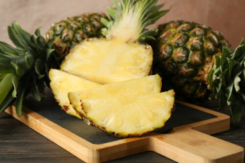 bir kesme tahtasında ananas