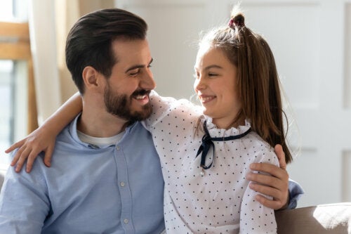 Meinung von Kindern - Vater und Tochter lächeln sich an