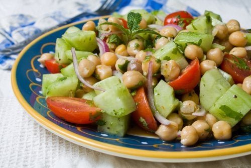 Kikkererwtensalade met tonijn