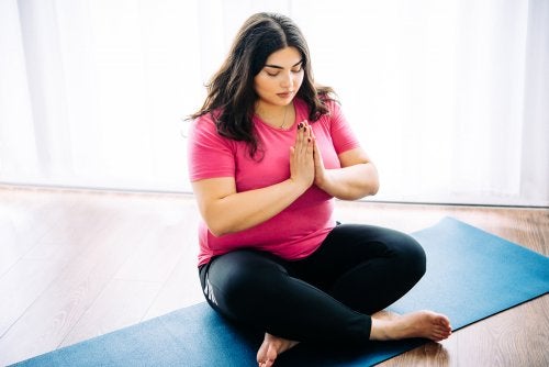 Kvinde oplever, at yoga er ideelt til bedre helbred