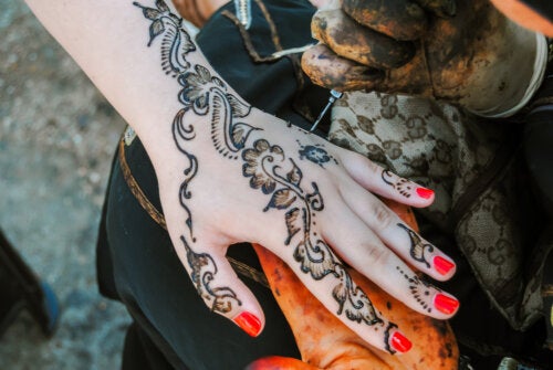 What Are the Risks of Using Black Henna for Tattoos?
