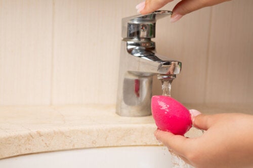 How to Clean the Beauty Blender or Blurring Sponge Without Damaging It