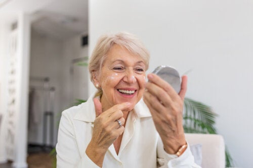 How to Care For Dry Skin in Older Adults