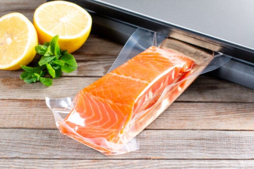 The Advantages and Disadvantages of Vacuum Packaging Food