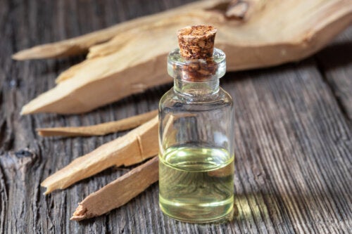 Sandalwood Oil: Benefits, Uses and Side Effects