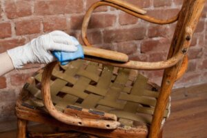 3 Ways to Remove Varnish From Wood