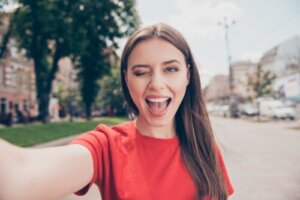 11 Tips to Look Slimmer in Photos