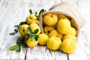 Astringent Fruits: List, Benefits and Uses