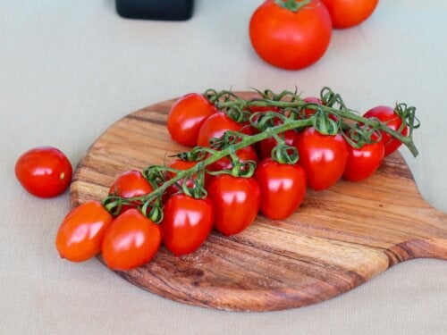Cherry Tomatoes: Nutrients, Benefits, and Uses