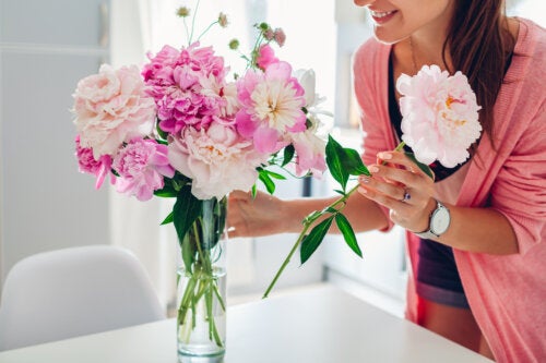 9 Tricks to Preserve Cut Flowers for a Longer Time