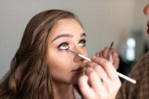 Dot Eyeliner: The Makeup Trend that Triumphs on TikTok